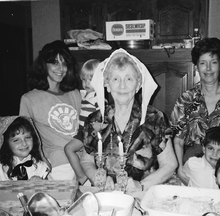 Bee Sherman, Sunie Levin’s mother, is surrounded by her grandchildren and great-grandchildren on a Shabbat in the early ’80s. They had Shabbat together every Friday night.